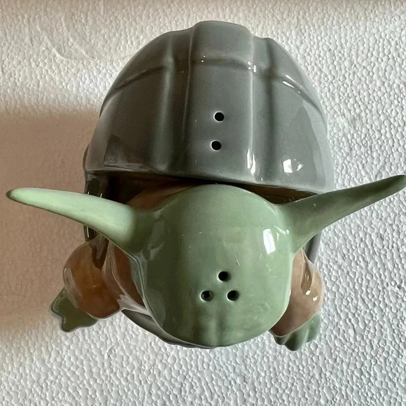 NEW STAR WARS The Mandalorian THE CHILD 3DSculpted Salt & Pepper Shaker Set - Picture 8 of 8